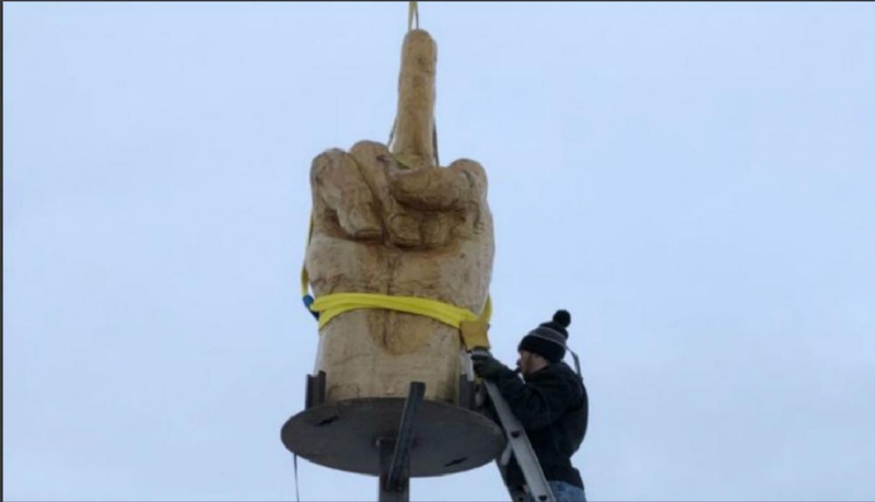 Illustration for article titled Construye un fuck you de cinco metros en su jardín tras esperar un permiso de reforma durante 10 años